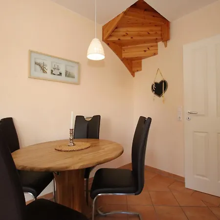 Doppelhaushaelfte In Apartment
